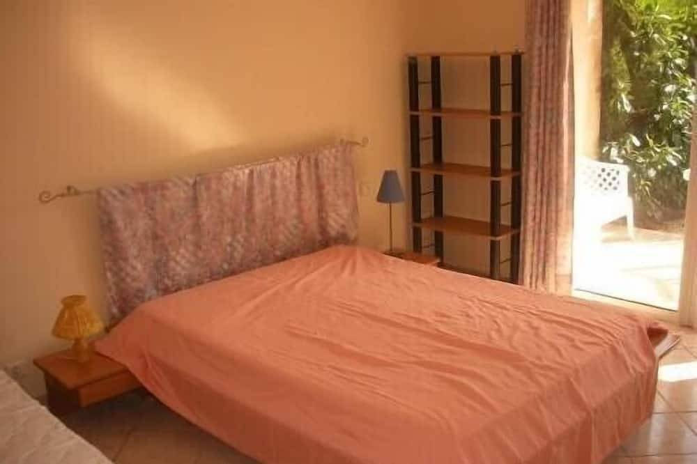 Appartement entier, Location d'appartements et de studios meublés au calme exposés plein sud in Castellane, Parc naturel régional du Verdon