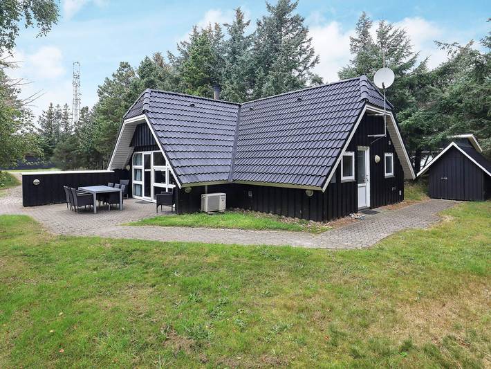 Ferienhaus für 8 Personen, mit Whirlpool und Terrasse sowie Garten und Sauna in Blavand