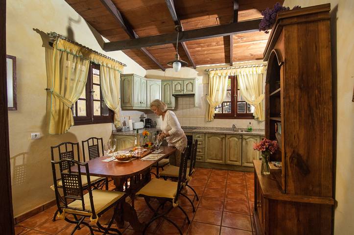 Villa 'Bougainvillea Cottage' con piscina, jardín y Wi-Fi in Tamaide, San Miguel de Abona