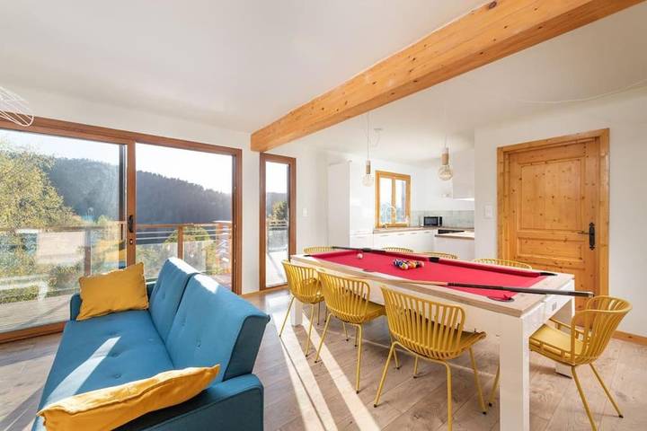 Chalet pour 8 personnes, avec piscine ainsi que jardin et vue, adapté aux familles
