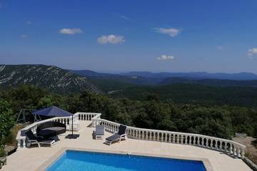 Gîte pour 4 personnes, avec jardin et terrasse à Mons (Var)