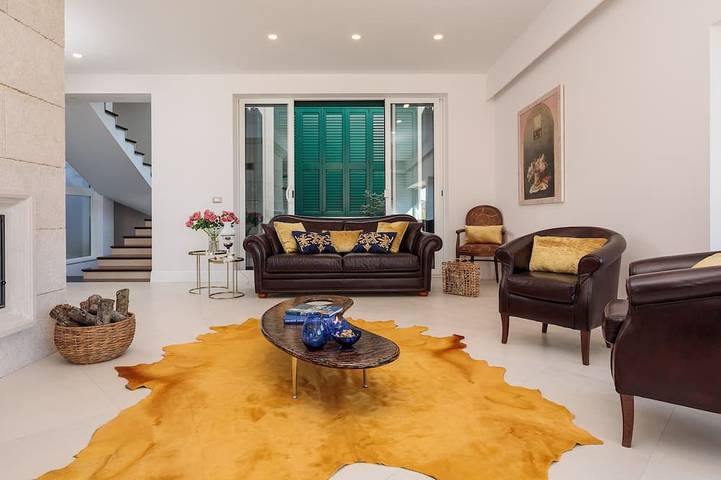 Fully Serviced Beachfront Extravagance- Heated Pool, Jacuzzi, Mesmerizing Sunset in Milna, Brac