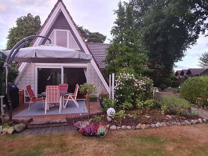 Ferienhaus 'Auszeitoase am Bernsteinsee' mit Seeblick, Terrasse, Whirlpool & Wlan in Wiefelstede, Ammerland