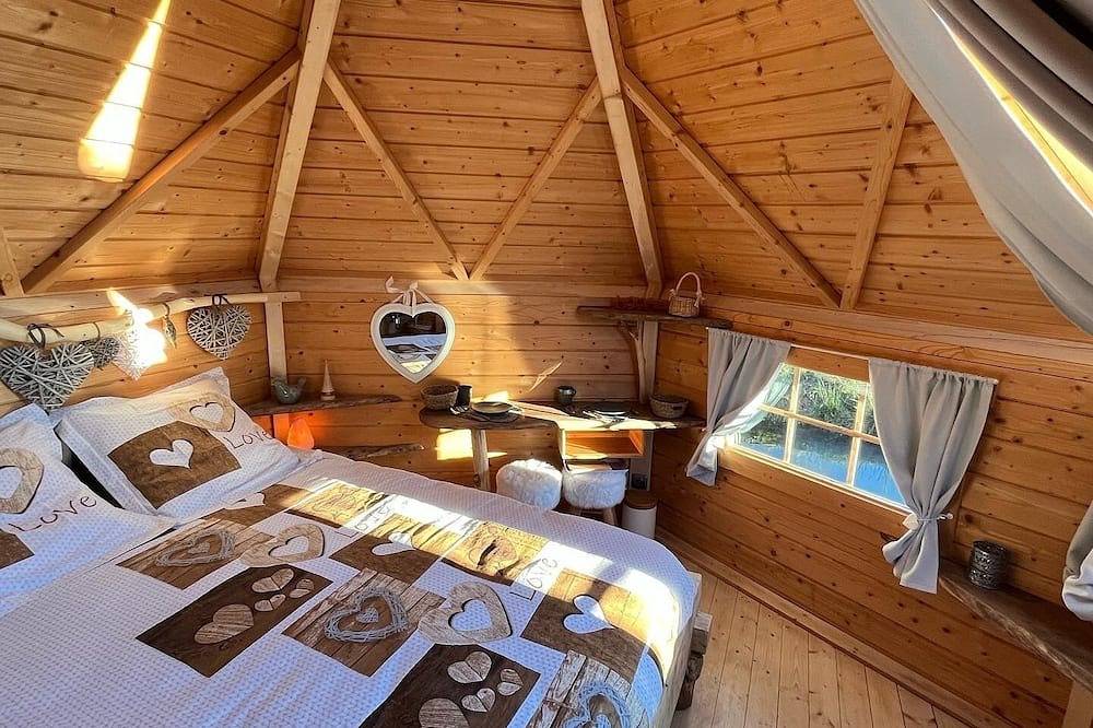 Kota room with wood-heated Finnish spring-water bath in Saint-Dié-des-Vosges