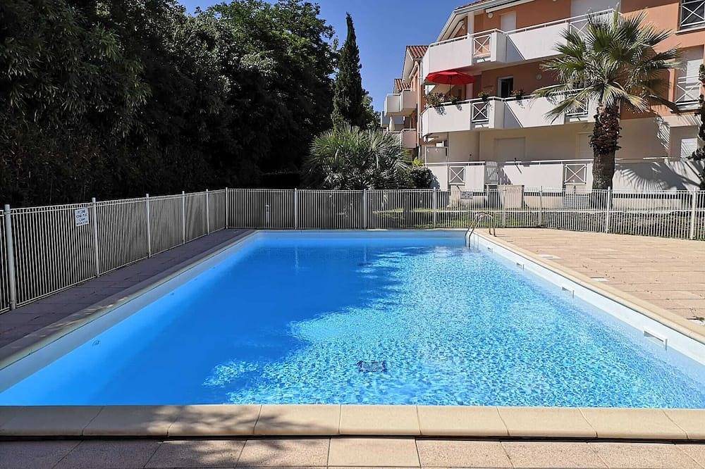 Entire apartment, 2-bedroom apartment close to port, beach, stores, train station in La Teste-de-Buch, Arcachon region