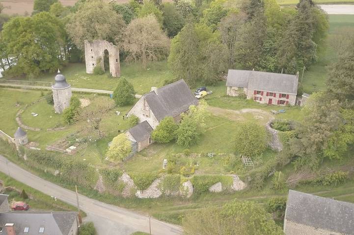 Gîte pour 5 personnes, avec Jacuzzi et Terrasse ainsi que Jardin et Piscine à Saint-Thomas-de-Courceriers
