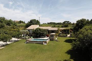 Location de vacances pour 8 personnes, avec jardin à La Tour-d'Aigues
