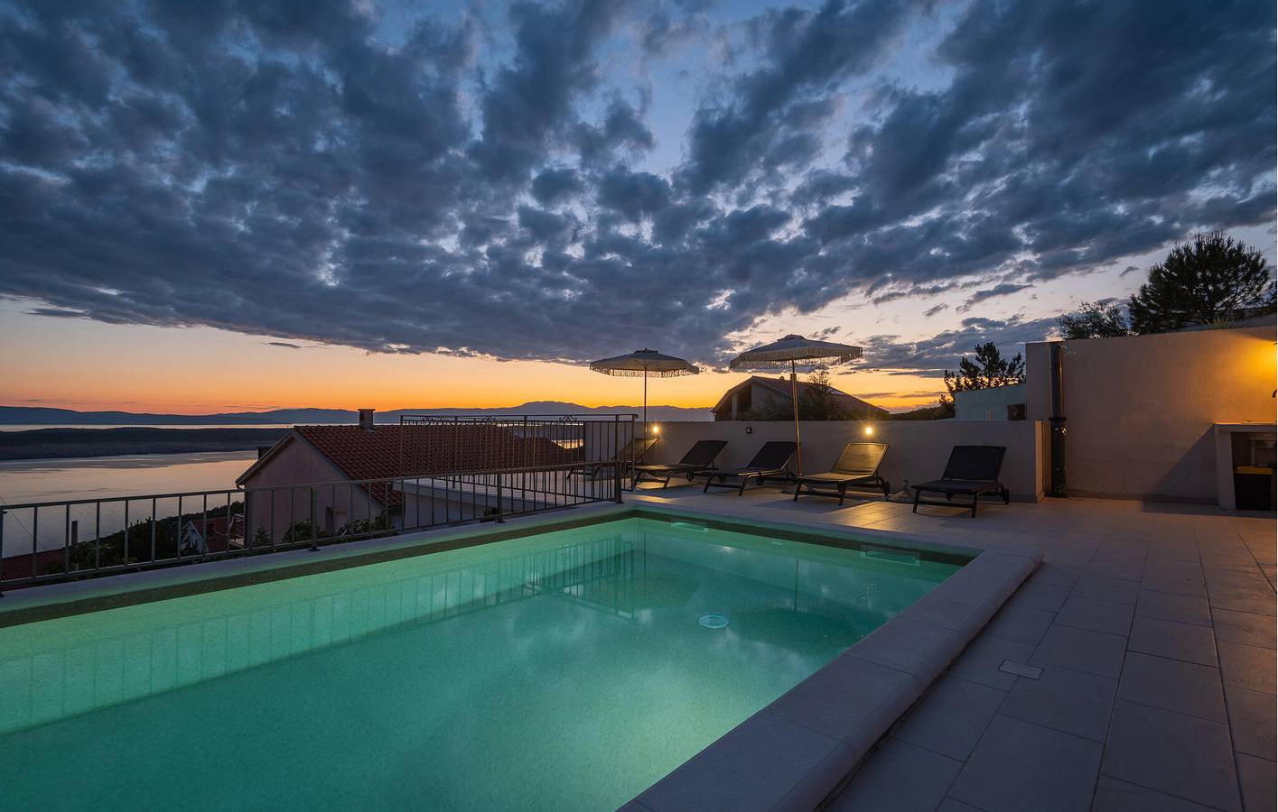 Apartment mit Meerblick, Pool und Terrasse, 900 m vom Strand entfernt in Dramalj, Primorje-Gorski Kotar