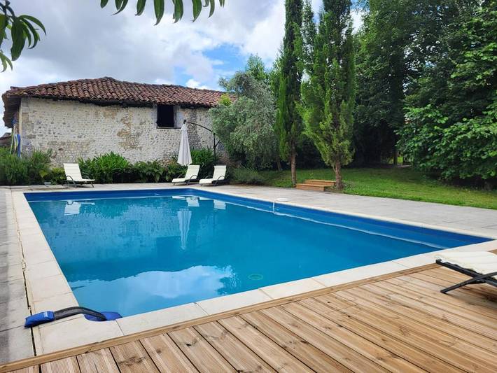 Location de vacances pour 9 personnes, avec Terrasse et Jardin ainsi que Piscine et Vue à Nonac