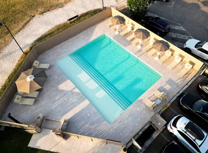 Entire apartment, Margherita - Open Space Lake View Apartment with Lake View, Wi-Fi, and Air Conditioning in Colombare, Sirmione