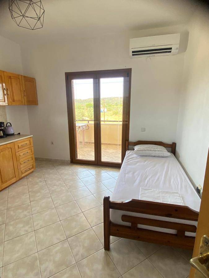 Gîte pour 4 personnes, avec Terrasse ainsi que Jardin et Vue dans Ormos Panagias - 2
