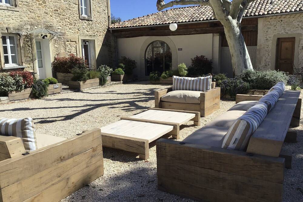 Appartement entier, Loft de charme dans Domaine avec piscine au cœur des gorges de l’ardeche in Saint-Paulet-de-Caisson, Région de Nîmes