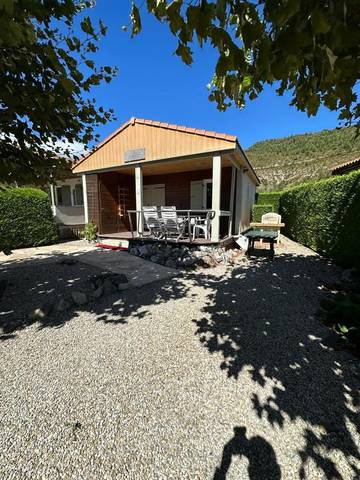 Parc de vacances pour 5 personnes, avec jardin et vue ainsi que piscine et terrasse, animaux acceptés dans Lac de Castillon