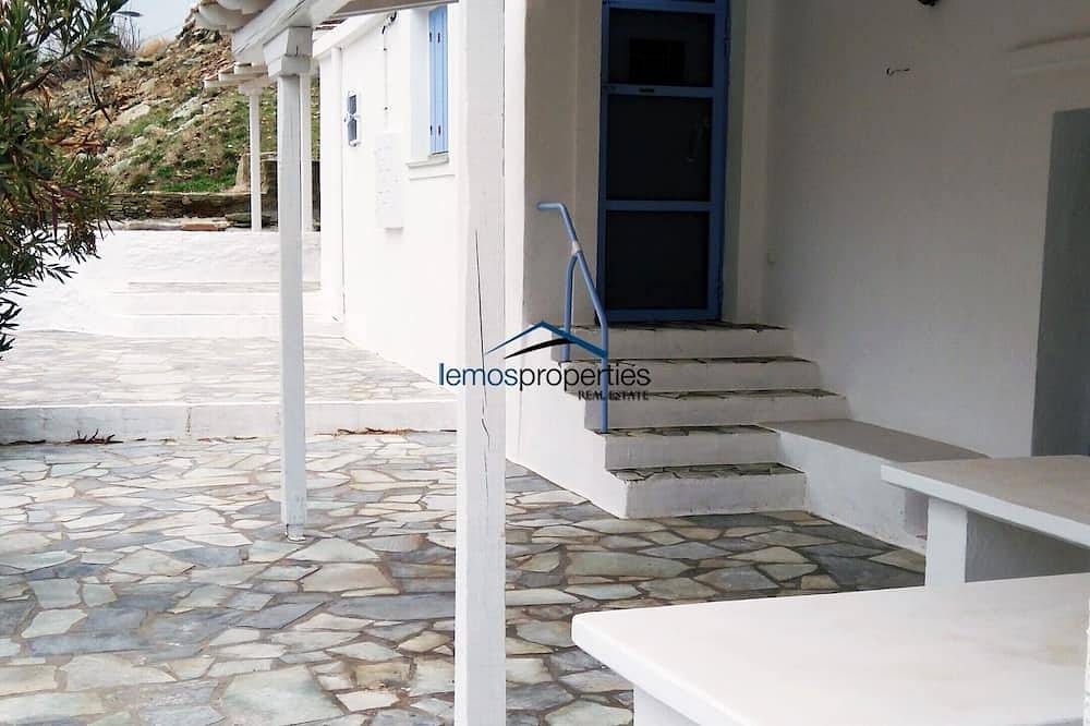 Casa in pietra originale sul lungomare con accesso a una grande spiaggia sabbiosa in Otzias, Kea