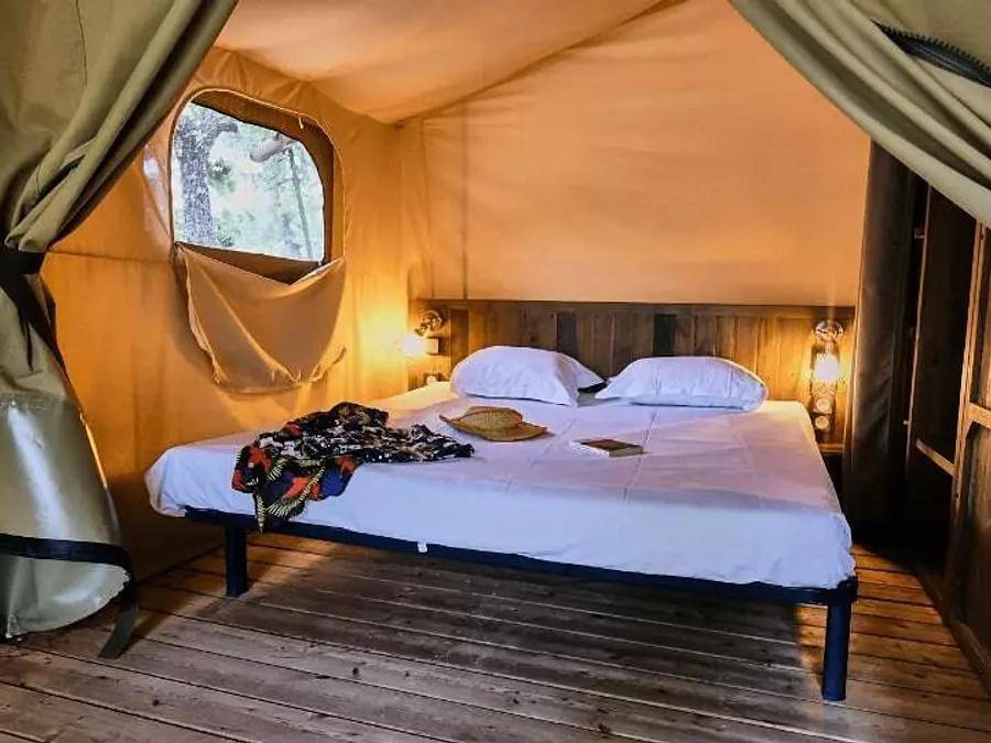 Camping Domaine des Chênes Blancs Pausado - Tienda de lona y madera 5 personas - Albergue Tienda Acogedora 3 Habitaciones 5 Personas Sin Sanitarios in Saint-Saturnin-lès-Apt, Parque natural regional del Luberon