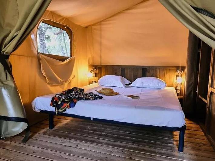 Camping Domaine des Chênes Blancs Pausado - Tente en toile et en bois 5 personnes - Tente Lodge Cosy 3 Pièces 5 Personnes Sans Sanitaire in Saint-Saturnin-lès-Apt, Parc naturel régional du Luberon