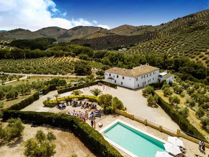Casa rural para 27 personas, con jardín además de piscina y vistas en Parque Natural Sierras Subbéticas