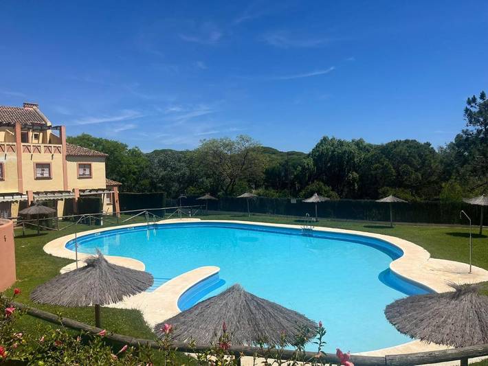 Apartamento de vacaciones para 6 personas, con vistas además de piscina y jardín - 1