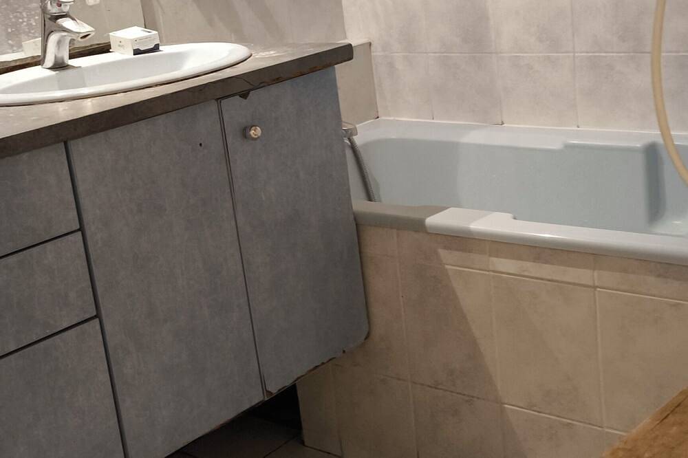 Room in the Bordeaux area with a great park in Talence, Región de Burdeos