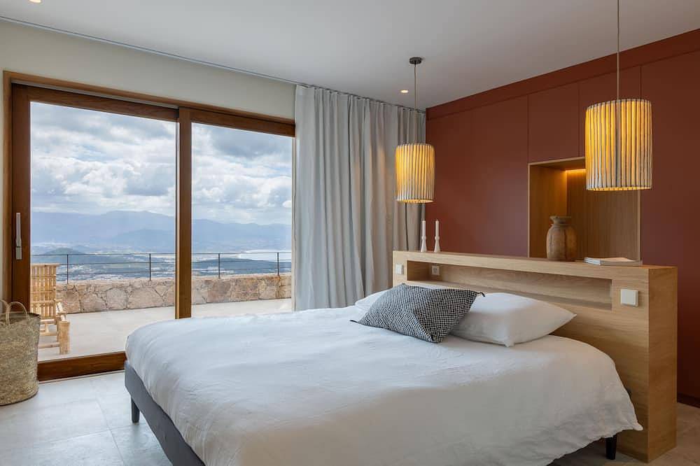 Alav13Ac Located in the village of Alata, overlooking the bay of Ajaccio 6bedrooms in Alata (Corsica), Ajaccio e dintorni