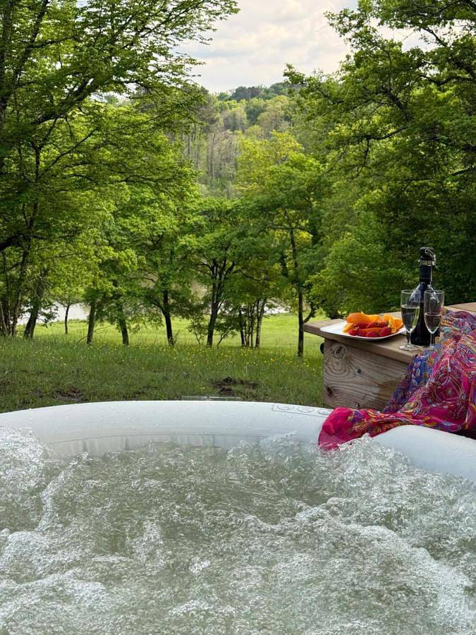Lodge pour 2 personnes, avec terrasse et vue sur le lac ainsi que jardin et vue, animaux acceptés