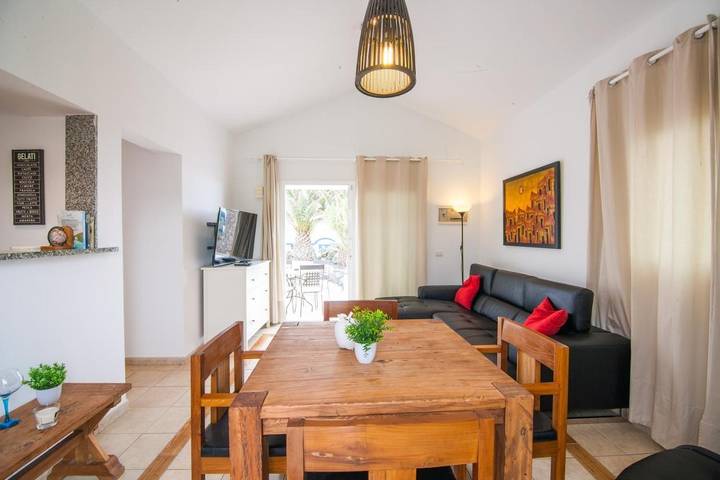 Location de vacances pour 4 personnes, avec jardin et piscine dans Charco del Palo - 2