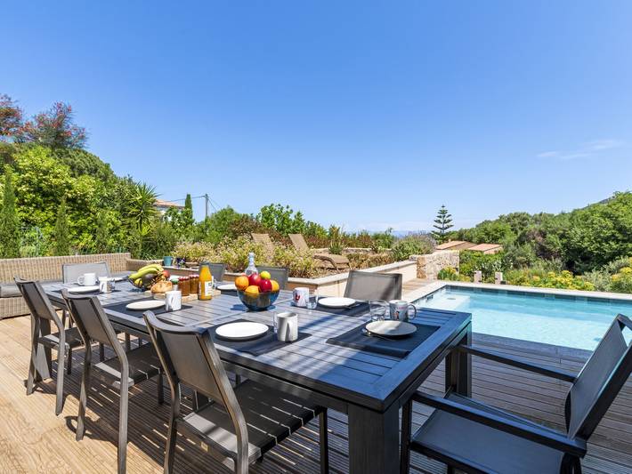 Location de vacances pour 10 personnes, avec terrasse et piscine ainsi que vue et jardin à Santa-Reparata-di-Balagna
