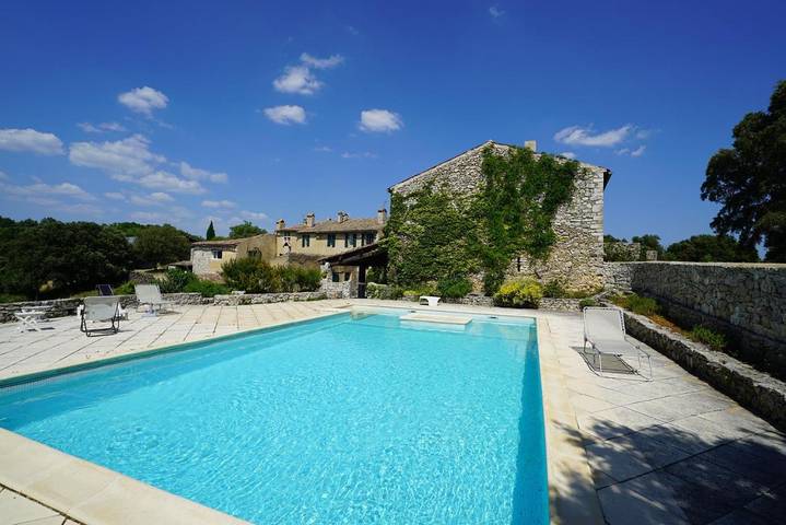 Gîte pour 2 personnes, avec Terrasse et Jardin ainsi que Piscine et Vue à Varages