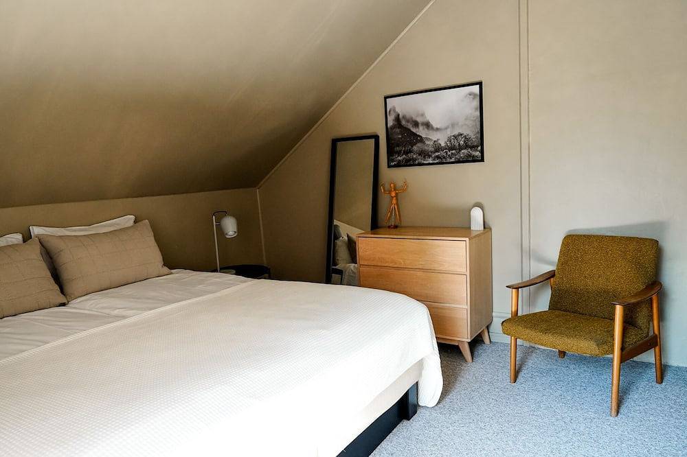 Topfloor apartment in historic villa - seaview in Fjell