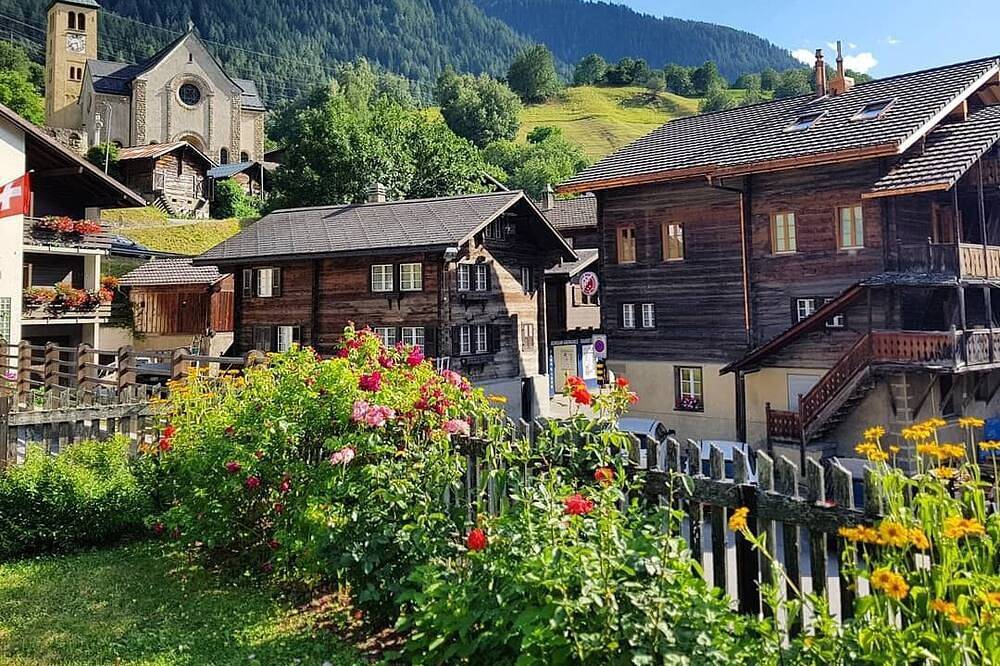 Ganze Wohnung, Ferienwohnung mit Restaurant am Aletschgletscher in den Walliser Alpen<br> in Grengiols, Aletsch Arena