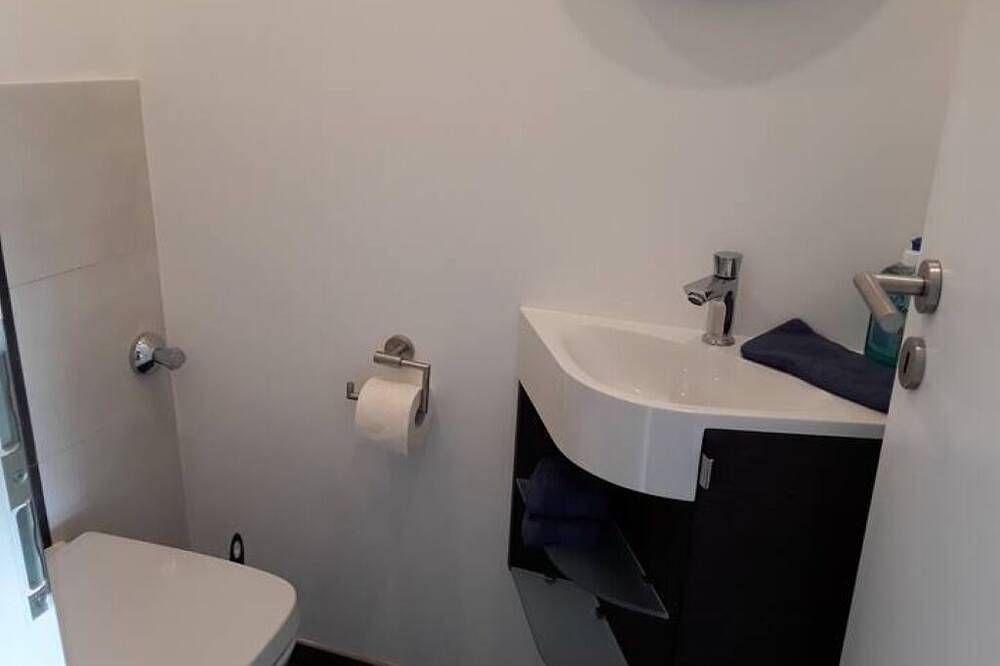 Ganze Wohnung, Liebevoll renovierte Wg-Wohnung: Zimmer 1 in Rommerskirchen, Rhein-Kreis Neuss