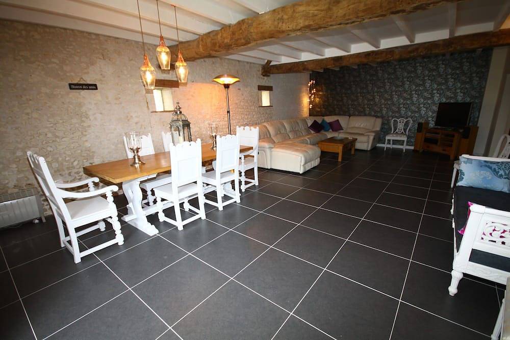 Grande maison charentaise privée avec piscine et jolis jardins pour 10-13 personnes in Vanzac, Région de Jonzac