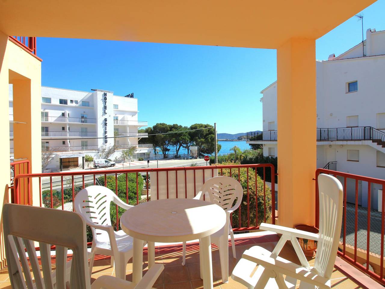 Entire apartment, Girona Ii 1-4 porta 8 - Apartamento enfrente de la playa Grifeu. in Platja Grifeu, Costa Brava
