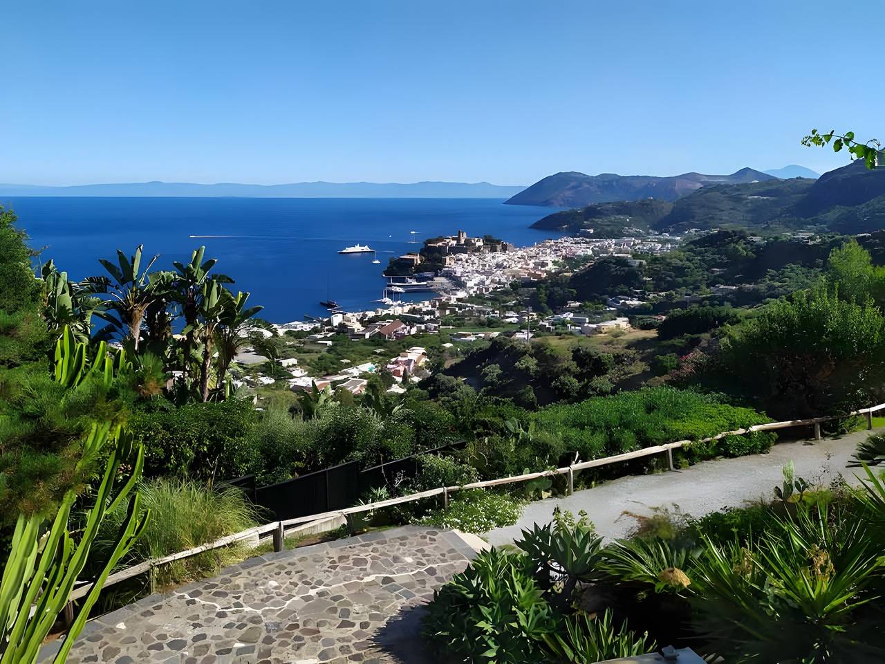 Apartamento entero, Apartamento en Villa "Panarea" con vistas al mar, Wi-Fi y aire acondicionado in Lipari