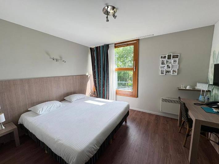 Hôtel pour 3 personnes, avec Terrasse ainsi que Jardin et Vue à Chavanoz