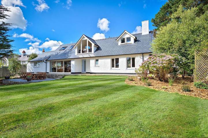 Holiday rental for 13 people, with terrace and garden as well as hot tub in Abersoch