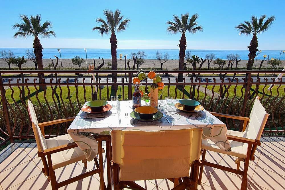 Ganze Wohnung, Seafront Apartment for rent only 50 meters from the beach in Praia a Mare, Cosenza Provinz