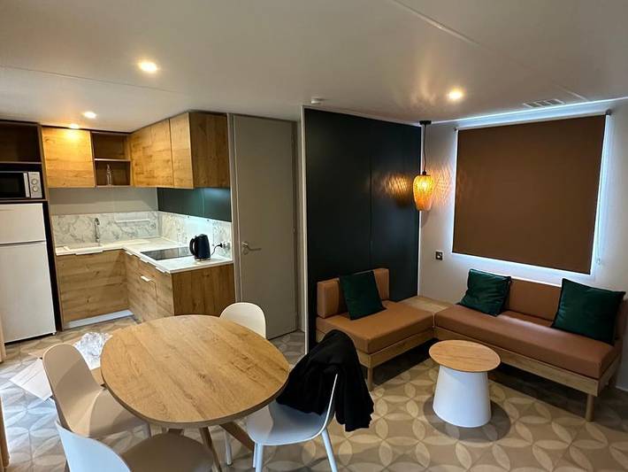 Domaine La Roche D’Ully - Mobilheim 4 personen - Cottage Mahaut Prestige - 32m² - 2 Zimmer, Xxl-Duschraum, Raffiniertheit und Modernität in Ornans, Französischer Jura
