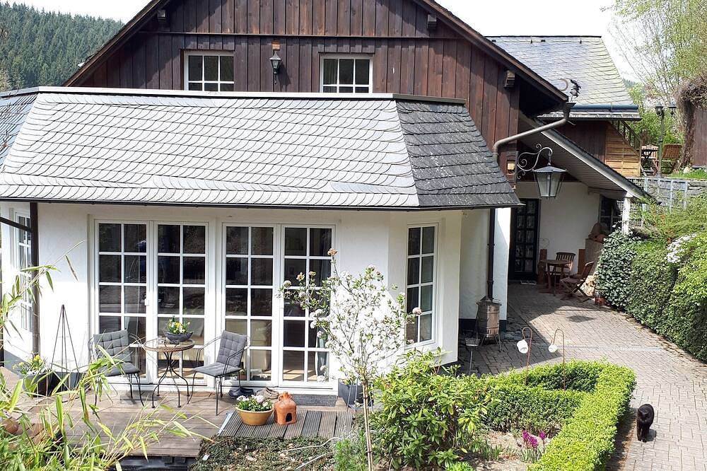 Ganze Wohnung, Große Ferienwohnung (90m2) direkt in der Natur gelegen in Silbach, Winterberg