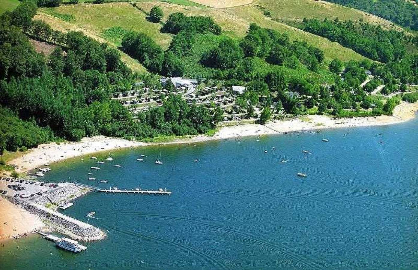 Zecamping 4 étoiles chiens acceptés tennis piscine chauffée in Salles-Curan, Lago de Pareloup