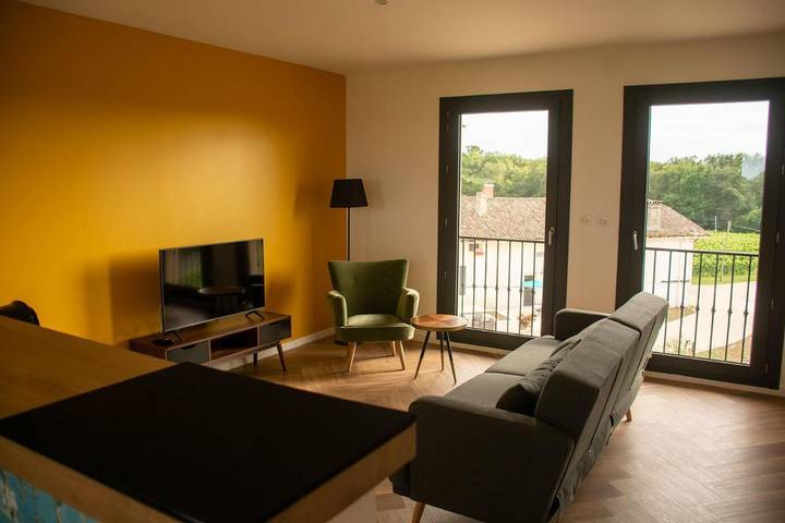 Location de vacances pour 2 personnes, avec piscine et jardin ainsi que vue et terrasse à Minzac - 3