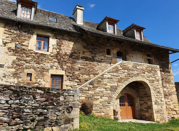 Gîte pour 8 personnes, avec piscine ainsi que terrasse et jardin