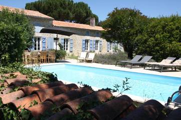 Gîte pour 10 personnes, avec piscine ainsi que vue et jardin à Cravans