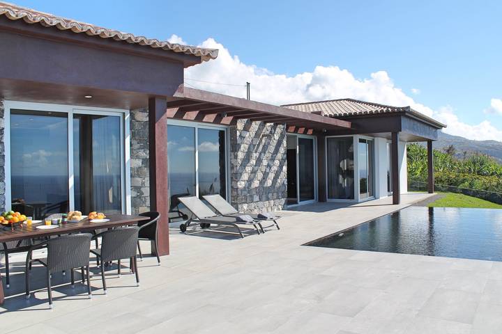 Location de vacances pour 6 personnes, avec balcon et vue sur l’océan ainsi que piscine et jardin dans Estreito da Calheta - 3