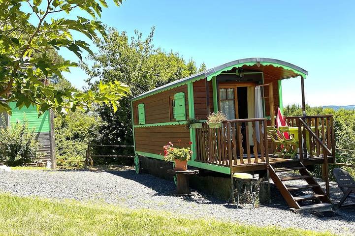 Gîte pour 2 personnes, avec piscine ainsi que terrasse et jardin à Cublac