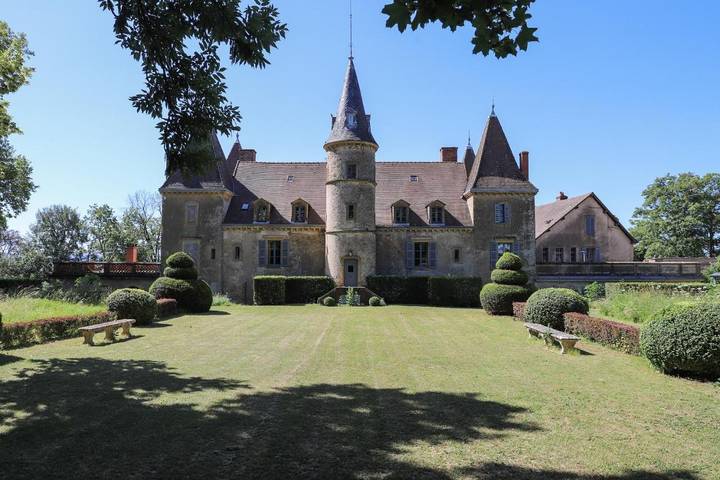 Location de vacances pour 2 personnes, avec jardin et vue ainsi que piscine et terrasse à Saint-Julien-de-Civry - 2