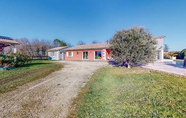 Gîte pour 11 personnes, avec terrasse ainsi que piscine et jardin, animaux acceptés à Saint-Jean-d'Eyraud