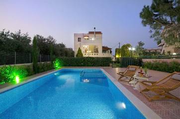 Cottage pour 7 personnes, avec piscine ainsi que jardin et bassin pour enfant dans Almirida