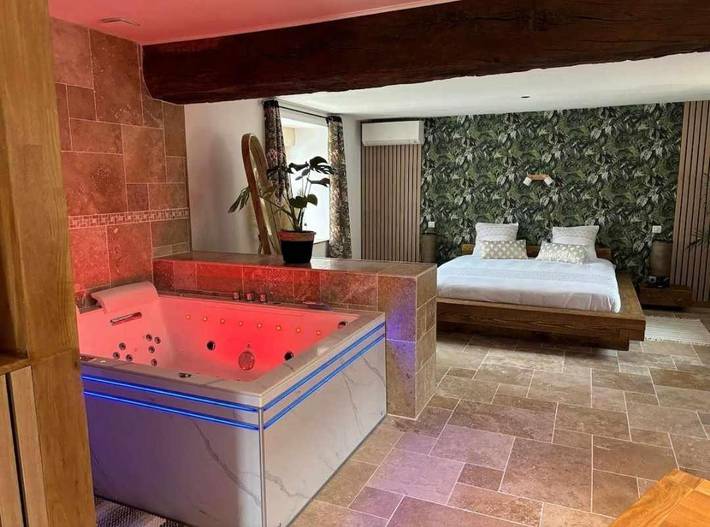 Location de vacances pour 2 personnes, avec Jacuzzi ainsi que Terrasse et Jardin à Étriché