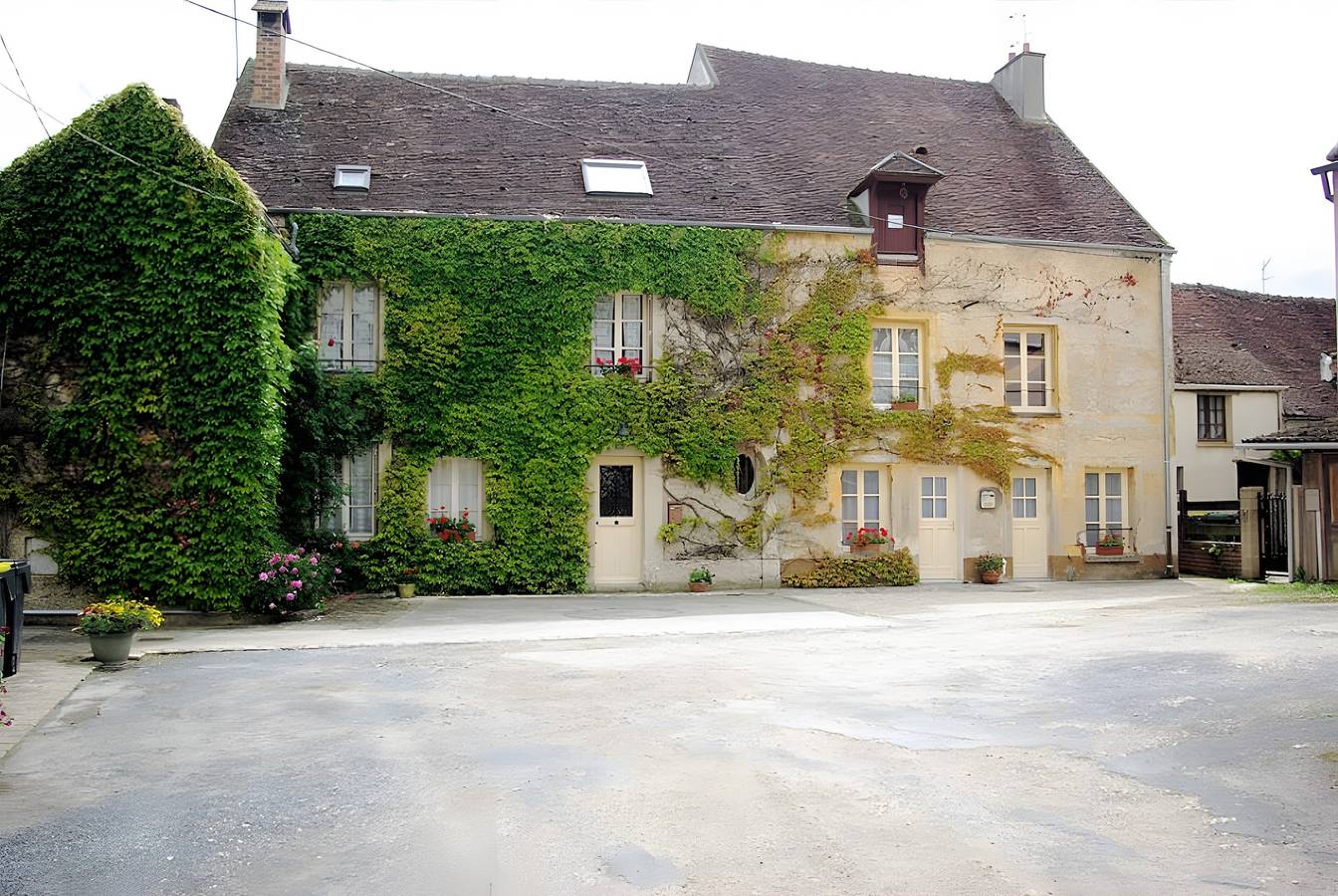 Gästezimmer „La Vigne Vierge - Grenier“ mit gemeinsamer Terrasse, Garten und Wlan in La Houssaye-en-Brie, Seine-et-Marne